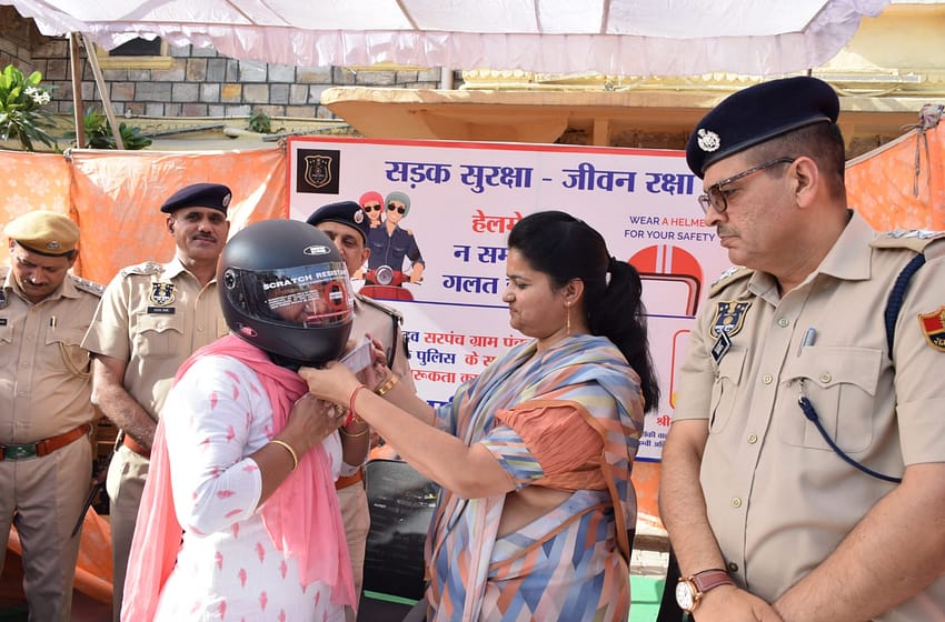  Jaipur Traffic Police and Hockey Wali Sarpanch Neeru Yadav Join Forces for Road Safety Campaign in Jaipur