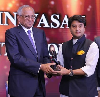  Mr. Venu Srinivasan, Chairman Emeritus of TVS Motor receiving Outstanding Institution Builder of the year Award by AIMA
