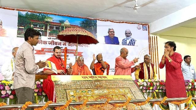  Renowned and National Award winning painter of Rajasthan, Naveen Sharma’s “Ramcharitmanas Chitra Kalakriti” was unveiled by Jagadguru Swami Shri Rambhadracharya ji in Chitrakoot.